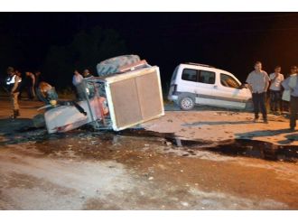 Traktör İle Otomobil Kafa Kafaya Çarpıştı
