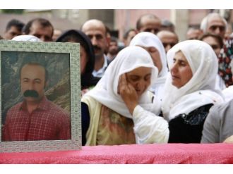 Hdp’li Belediye Meclis Üyesi Toprağa Verildi