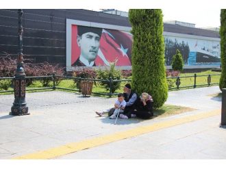 Vatandaşlar Gölgeliklere Sığındı