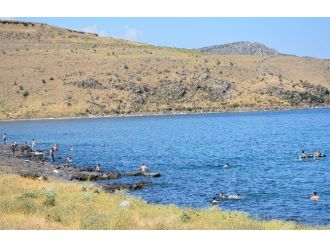 Sıcaktan Bunalan Vatandaşlar Van Gölü’ne Akın Ediyor