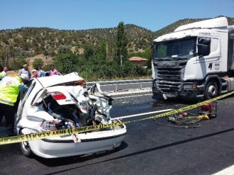 Otomobil Tır’a Çarptı: 2 Ölü, 1 Yaralı