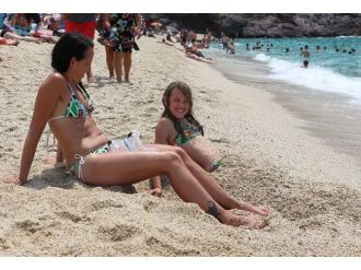 Alanya’da Sıcaktan Bunalan Tatilciler Sahile Akın Etti