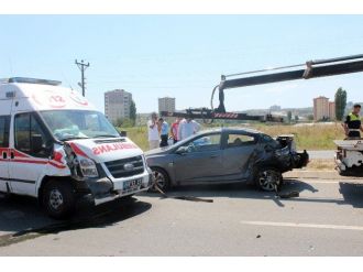Tekirdağ’da Otomobil Ambulansa Çarptı: 4 Yaralı