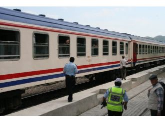 Sıcaktan Bunalan Yolcular İmdat Frenini Çekti