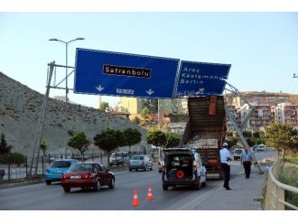 Açılan Damper Yön Tabelalarına Takıldı