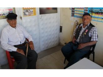 Başkaleli Kore Gazileri İlçedeki Yerel Gazeteyi Ziyaret Etti