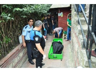 Polislerin Kendisini Eve Götürmesini İstemeyen Alkollü Yaşlı Adam Tuvalette Ölü Bulundu