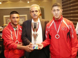 Başkan Demirkol Şampiyon Kick Bokscuları Kutladı