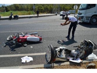 İki Motosiklet Kafa Kafaya Çarpıştı: 2 Ölü