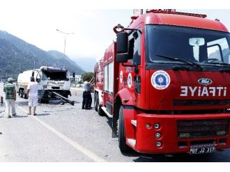 Antalya’da Yakıt Tankeri İle Minibüs Çarpıştı: 1 Yaralı