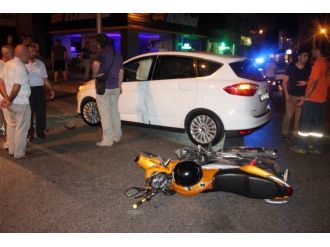 Motosiklet Otomobile Çarptı, Sürücü Ve Arkadaşı Yaralandı