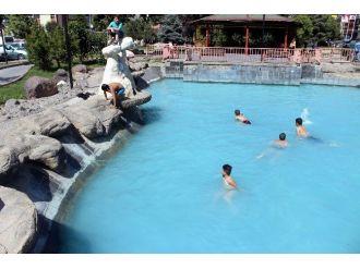 Sıcaktan Bunalanlar Kendilerini Süs Havuzuna Attı