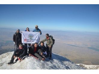 Doğa Tahribatına Dikkat Etmek İçin Ağrı Dağına Zirve Tırmanışı Yaptılar!