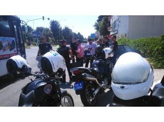 Yol Ortasında Patinajlı Zikzak Çeken Araca Polisten Ani Müdahale