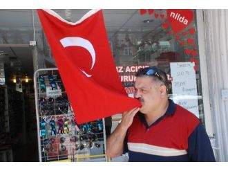Esnaf, Teröre Karşı Bayrak Açtı