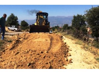 Alaşehir’de Yol İyileştirme Ve Asfalt Çalışmaları Sürüyor