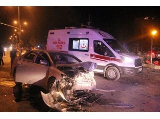 Sakarya’da İki Otomobil Kafa Kafaya Çarpıştı: 3 Yaralı