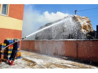 Malatya’da Saman Yüklü Tır Yandı