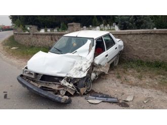 Kocaeli’de Otomobil Kamyonun Altına Girdi: 1 Yaralı