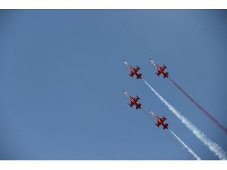 Türk Yıldızları’ndan Nefes Kesen Gösteri