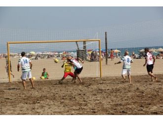 Gümüldür’de Plaj Futbolu Heyecanı