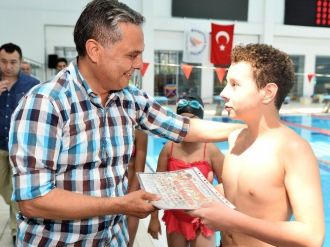 Muratpaşalı 600 Çocuk Artık Yüzme Biliyor
