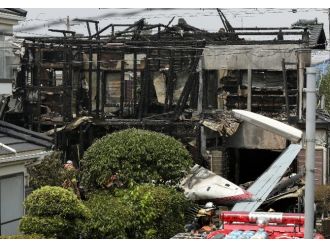 Uçak Binaya Çarptı: 3 Ölü