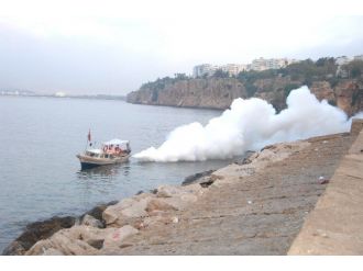 Büyükşehir Belediyesi Falezleri Denizden İlaçlıyor