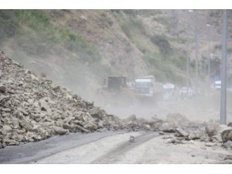 Hakkari-van Karayolunda Çalışma