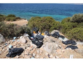 Mülteciler Koyları Çöplüğe Çeviriyor