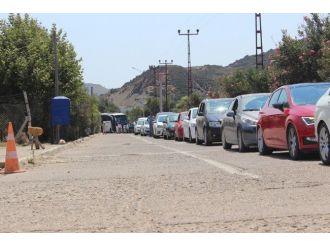 Gökçeada’da Feribot Kuyruğu Tatilcileri Bezdirdi