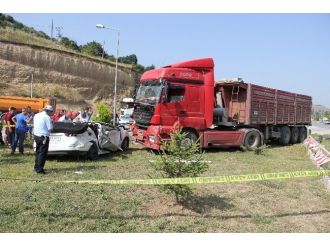 Tır Otomobili Biçti: 1 Ölü, 6 Yaralı