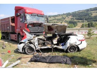 Tır Otomobili Biçti: 1 Ölü, 6 Yaralı