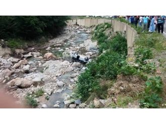 Otomobil Dereye Uçtu: 2 Ölü, 2 Yaralı