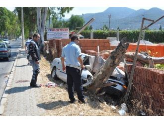 Ağaca Çarpan Otomobildeki 4 Genç Yaralandı