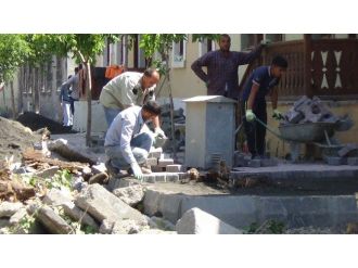 Kars Belediyesi Kaldırım Ve Asfalt Çalımalarını Sürdürüyor