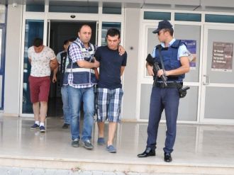 Kavgayı Ayırmak İsteyen Polisi Bıçakla Yaraladılar