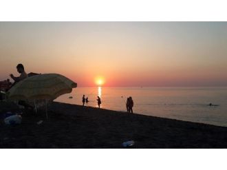 Akçakoca’da Turistler Gün Batımını Fotoğraflamak İçin Nöbet Tuttuyor