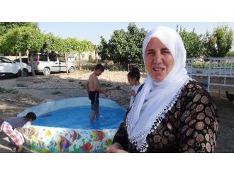 Çocuklar Şişme Havuzlarda Serinliyor