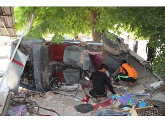 Suriyeli Türkmen Aile Paramparça Olan Otomobilden Sağ Çıktı