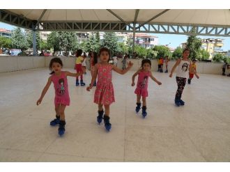 Çocukların Buz Pateni Keyfi