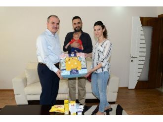 Başkan Gürlesin’den Bebeği Olan Ailelere Hediye