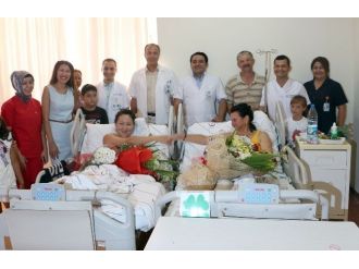 Aynı Kaderi Paylaşan Turistlere Sürpriz Doğum Günü