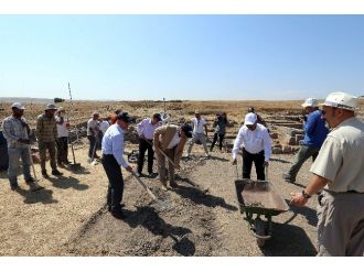 Başkan Çelik Kültepe’de Kazı Yaptı