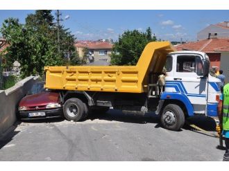 Freni Boşalan Kamyon Otomobile Çarptı