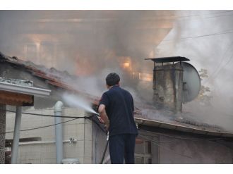Yanan Ahşap Evi İtfaiye Ve Vatandaşlar Birlikte Söndürdü
