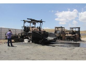 Erzurum’da Şantiyeyi Basan Teröristler 8 İş Makinasını Yaktı