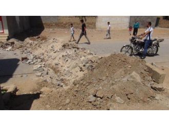 Polisin Girişini Engellemek İçin Hendek Kazdılar