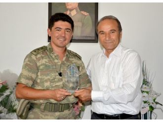 Başkan Kızıldaş’tan, Komutan Durmaz’a Plaket‏