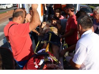 Denizde Yüzerken Üzerinden Sürat Motoru Geçti